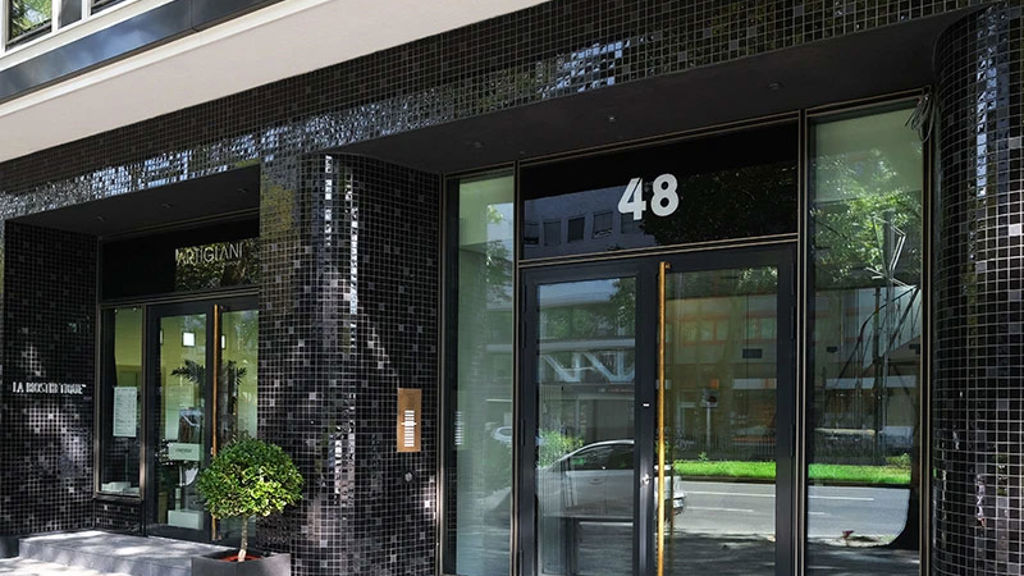 Entrance of the Berliner Allee 48 with it's black glass mosaics. © Arup