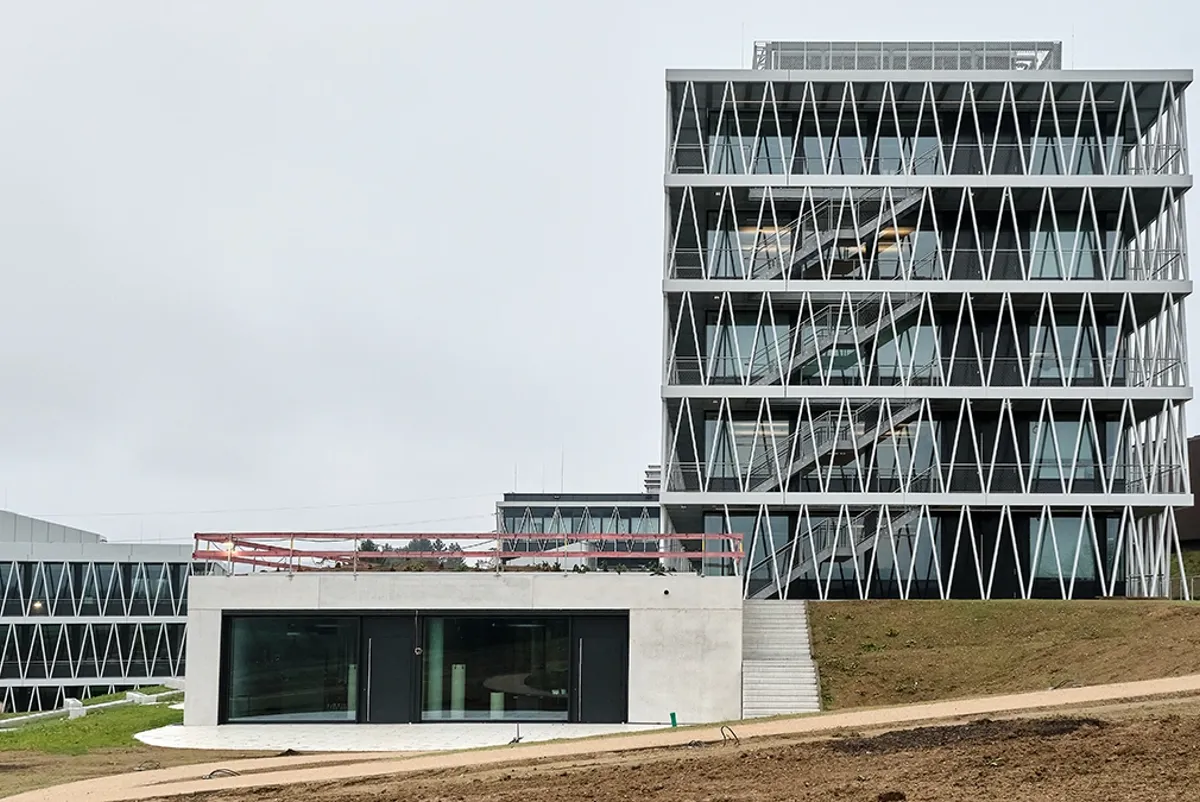 View of the existing and new buildings of the BRITA Campus still under construction. © Arup