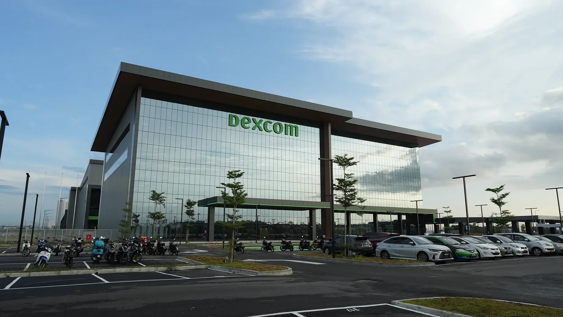 A large building with many cars parked in front of it.